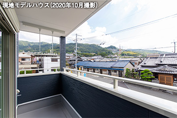 八尾市教興寺　モデルハウスの大屋根付きバルコニー